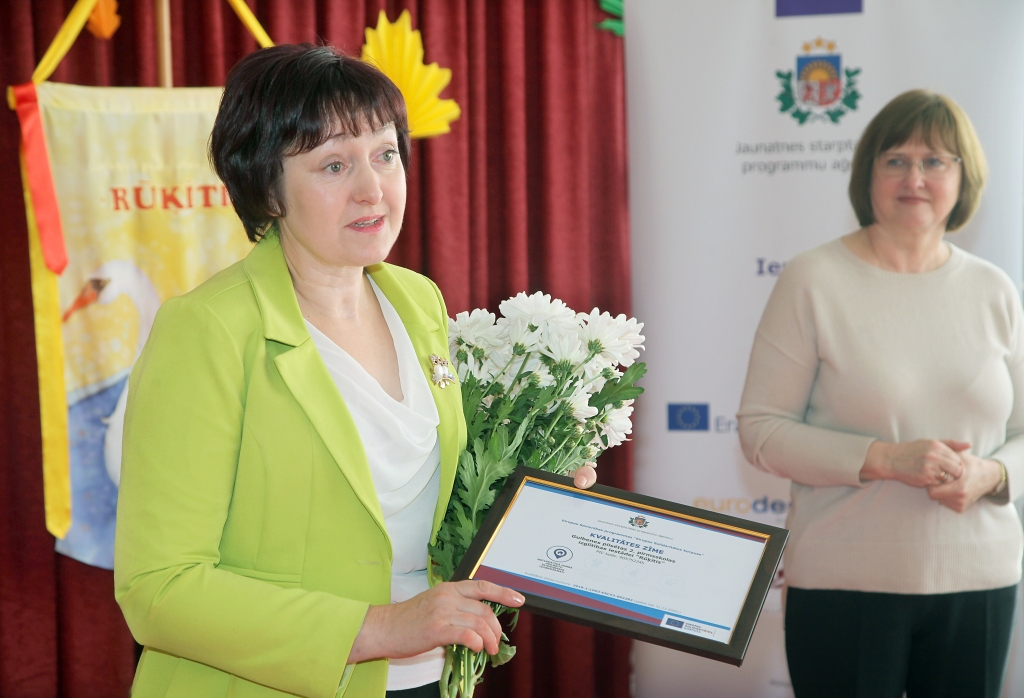 Gulbenes 2.pirmsskolas izglītības iestādes “Rūķītis” vadītāja Sandra Brieže atzīst, ka drosmi pirmajiem ar Eiropas Solidaritātes korpusa atbalstu īstenot brīvprātīgā darba projektu dod kolēģu un pašvaldības atbalsts.
Autors: Gatis Bogdanovs