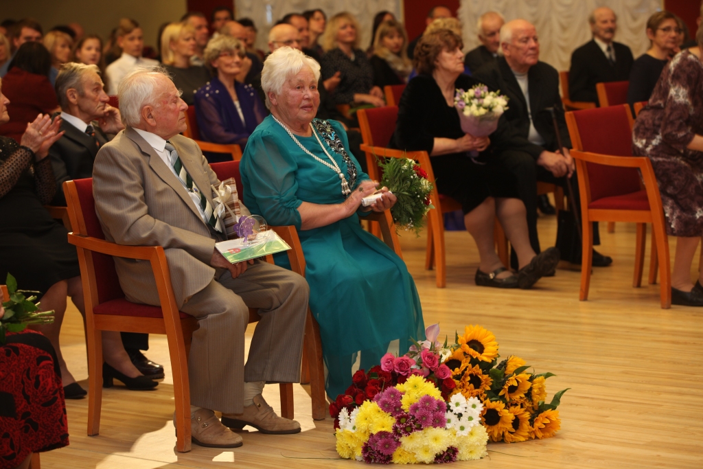 Tradicionāli rudenī uz svinīgu sarīkojumu Gulbenes kultūras centrā ir aicinātas ģimenes, kuras šajā gadā svin Zelta, Smaragda, Dimanta un Dimanta vainaga kāzas. Ne visiem ir lemts izjust mīlestību un būt kopā tik daudzus gadus, bet to noteikti nevar attiecināt uz Līgu un Leonīdu Brosoviem, kuriem šogad ir Dimanta kāzas. L.Brosovs publiski teica paldies par izrādīto cieņu un skaisto pasākumu.  
Autors: Gatis Bogdanovs