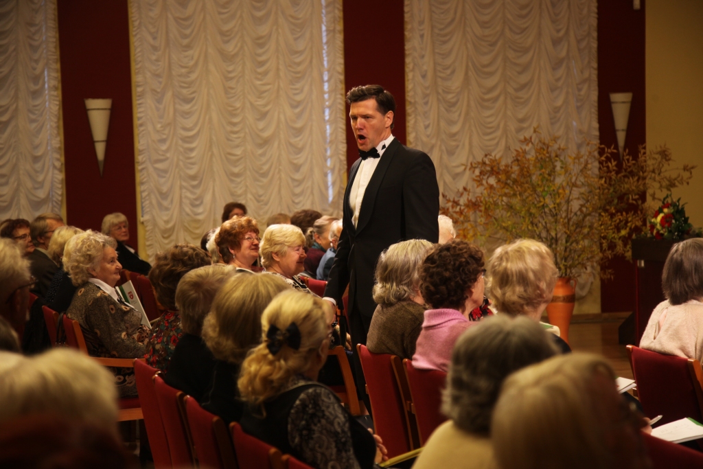 Ar iedvesmojošu uzstāšanos Gulbenes kultūras centrā pulcējušos pensionārus sveica novadnieks operdziedātājs Nauris Indzeris. 
Autors: Gatis Bogdanovs