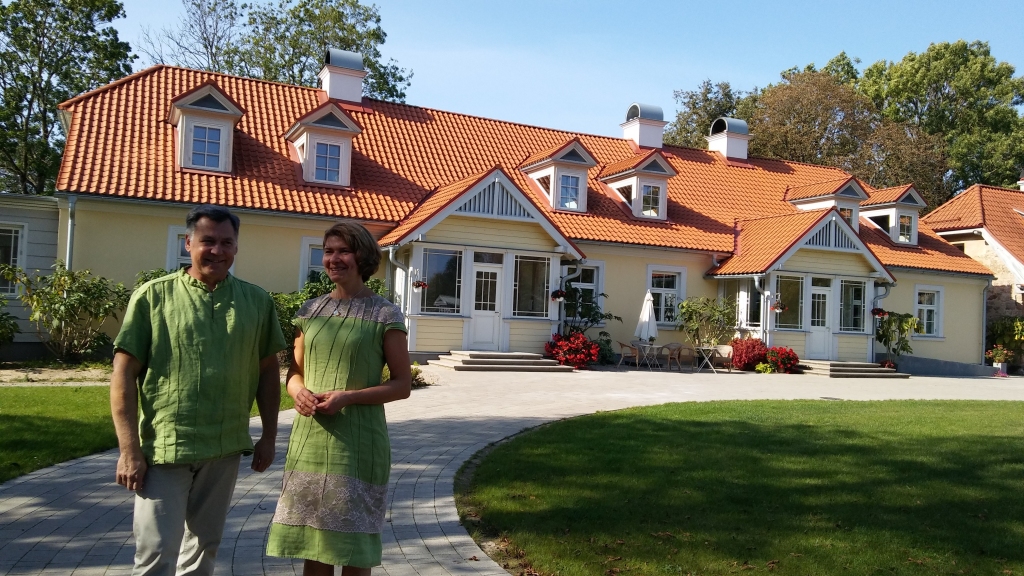 “Pēc būtības mēs esam muižnieki un turpinām rakstīt muižas vēsturi šodien, jo muižnieks ir tas, kuram pieder muiža,” saka Ilze un Aldis Melgalvji.
Autors: Pārsla Konrāde