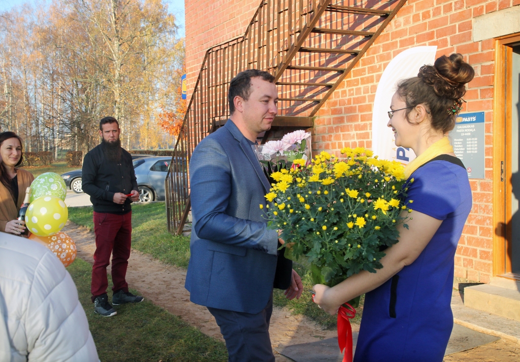 Galgauskas pagasta pārvaldes vadītājs Jānis Kupcis, vēlot veiksim darbā jaunajās telpās, sveic Galgauskas pasta nodaļas darbinieci Lanu Gāršnieci. 
Autors: Gatis Bogdanovs