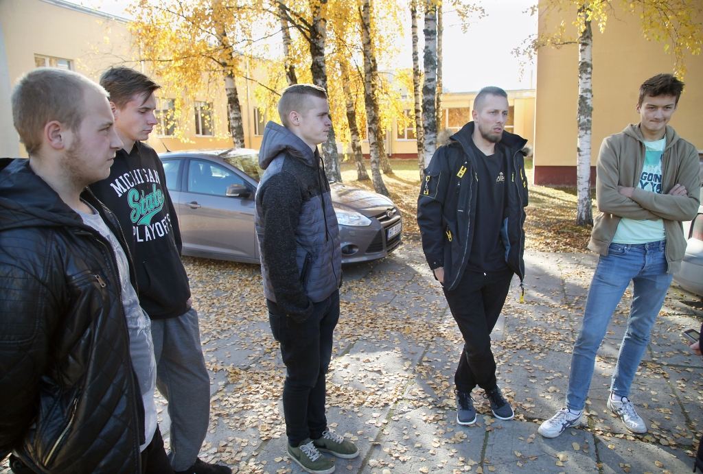 Valmieras tehnikuma Rankas teritoriālās struktūrvienības audzēkņi pirmie “Dzirkstelei” paziņoja, ka skolā pirmdien esot notikusi sapulce, kurā paziņots, ka skolas Rankā ar jauno gadu vairs nebūs. 3.kursa audzēkņi Kristaps, Reinis, Rimants, Maigurs un Arnolds, kurus “Dzirkstele” otrdien satika pie skolas, atzina, ka tas ir bijis šoks. “Pateica, ka - viss. Ar janvāri te vairs nevarēs mācīties,” sacīja puiši.    	
Autors: Gatis Bogdanovs