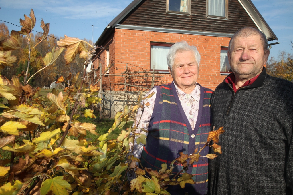 Zelta rudeni tiešā un pārnestā nozīmē Inta un Jānis Sirmači bauda savā Līvānu mājā.     
Autors: Gatis Bogdanovs