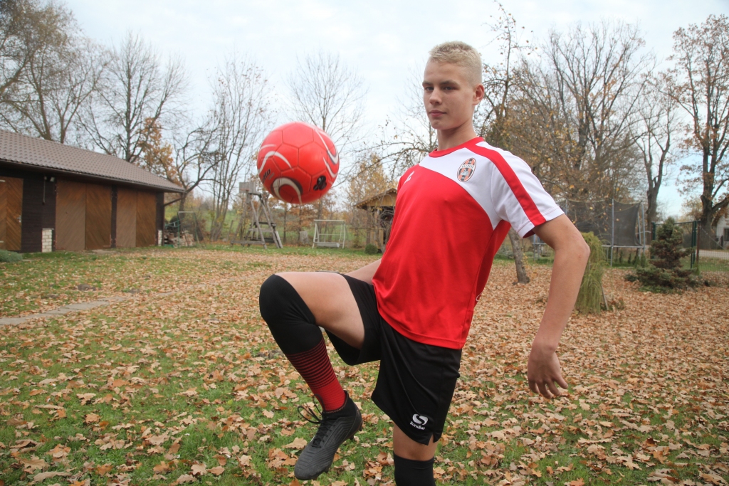 Vērot futbola spēli no malas Denisam ir grūti. Viņš pats labāk ir laukumā. Deniss rāda savu futbolista veiklību un meistarību.
Autors: Gatis Bogdanovs