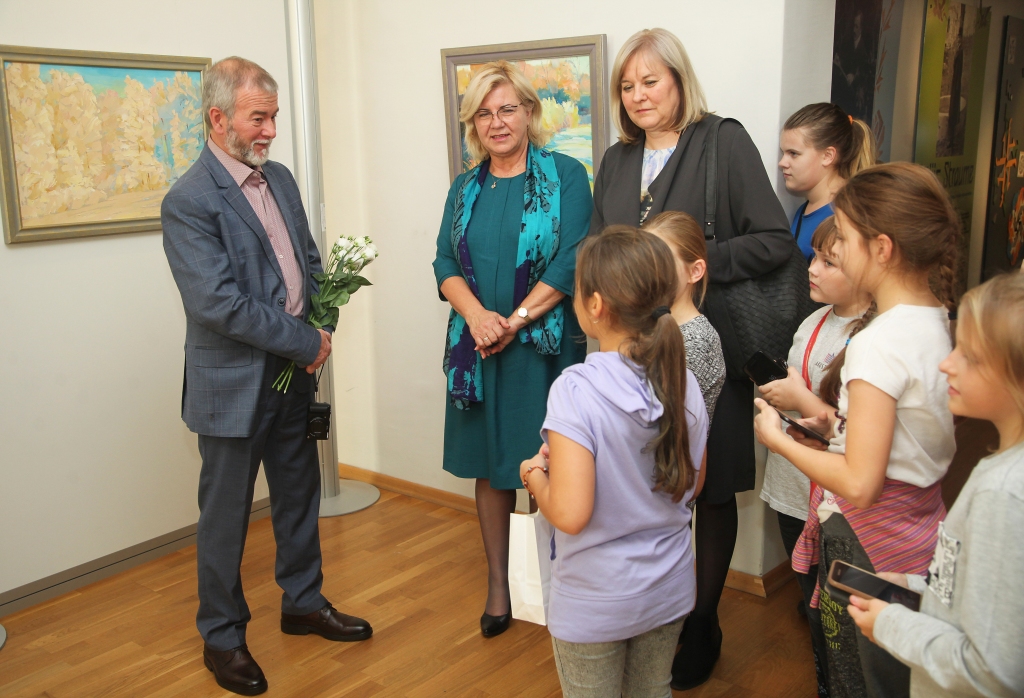 Māksliniekam Pāvelam Ostapcevam ir prieks, ka topošie mākslinieki no Gulbenes mākslas skolas vērīgi ielūkojušies viņa darbos un atklāj, kas patīk visvairāk. 		
Autors: Gatis Bogdanovs