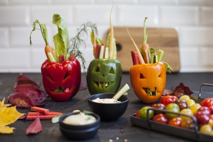 Papriku var izgrebt līdzīgi kā ķirbi, iegriežot acu un mutes formu, bet tukšo vidu pildot ar burkānu, seleriju nūjiņām