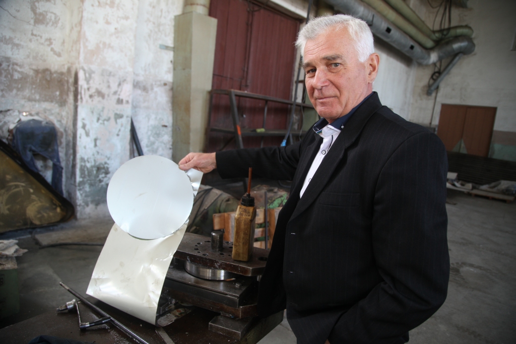 AS “Eneko” valdes loceklis Dailis Kaparšmits uzsver, ka par spīti visam rūpnīcas cehs vēl elpo – katru gadu uzņēmums saņem pasūtījumu 30 000 stabu jumtiņu ražošanai. 	
Autors: Gatis Bogdanovs