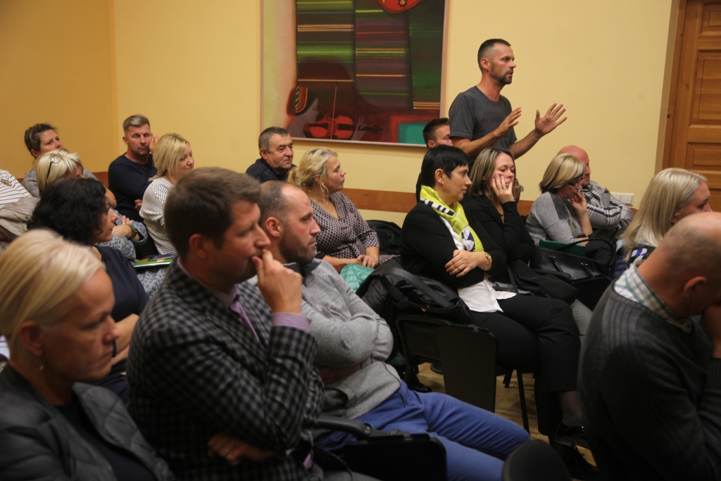 Uz Gulbenes novada pašvaldības aicinājumu diskutēt par atpūtas kompleksa izveides nepieciešamību Gulbenē bija ieradušies apmēram 40 cilvēki.
Autors: Gatis Bogdanovs