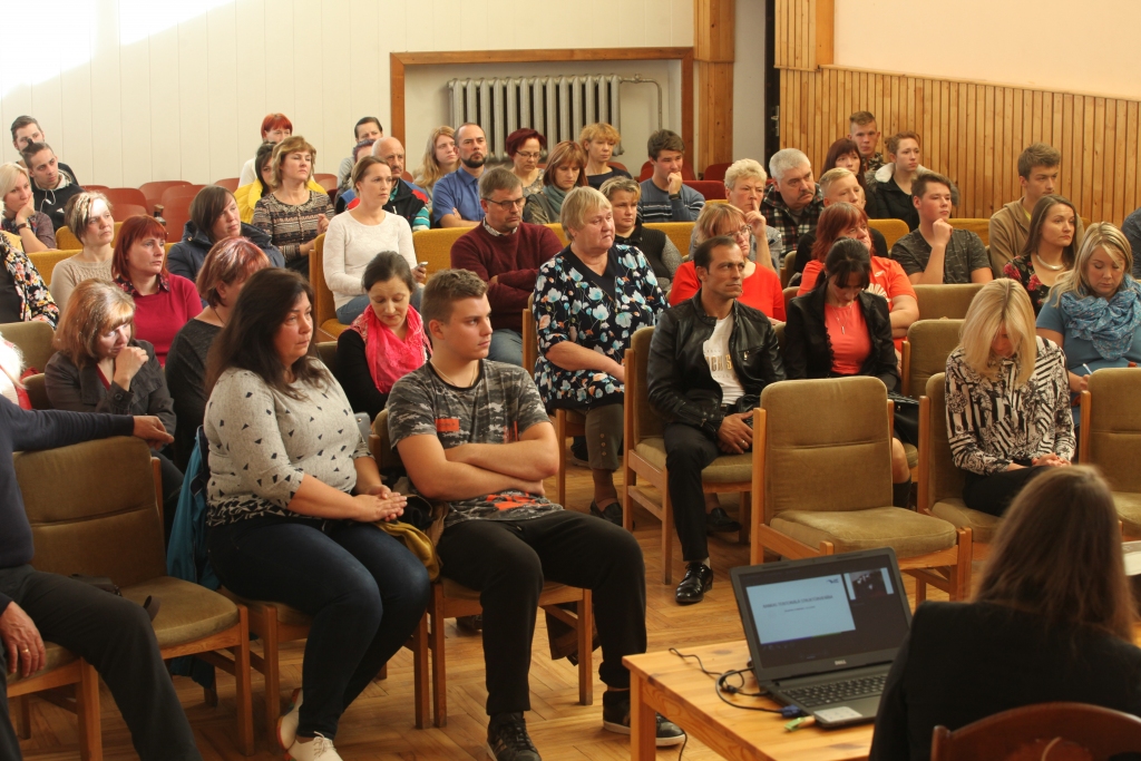 Pagājušajā piektdienā arodskolā Rankā vecāki pulcējās uz sanāksmi, lai saprastu, kas viņus un bērnu sagaida nākotnē. Bija jūtama spriedze. Izskanēja gan jautājumi, gan pārmetumi. 
Autors: Gatis Bogdanovs