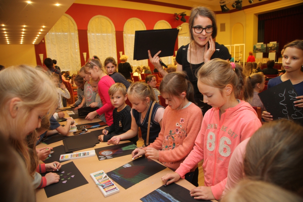 Māksliniece Elīna Brasliņa vadīja radošo darbnīcu, uzmundrinot un iedrošinot zīmēt. Viņa ilustrējusi Luīzes Pastores grāmatu “Pēdējais ķēniņš”, kuru balvā saņēma daļa konkursa laureātu.
Autors: Gatis Bogdanovs