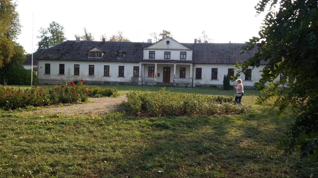 Blankenfeldes muižā vecās kungu mājas vietā 1743.gadā uzbūvēta pašreizējā kungu māja atturīgi barokālās formās. 19.gadsimta vidū tai uzbūvēta piebūve un pārbūvēts jumts.
Autors: Pārsla Konrāde