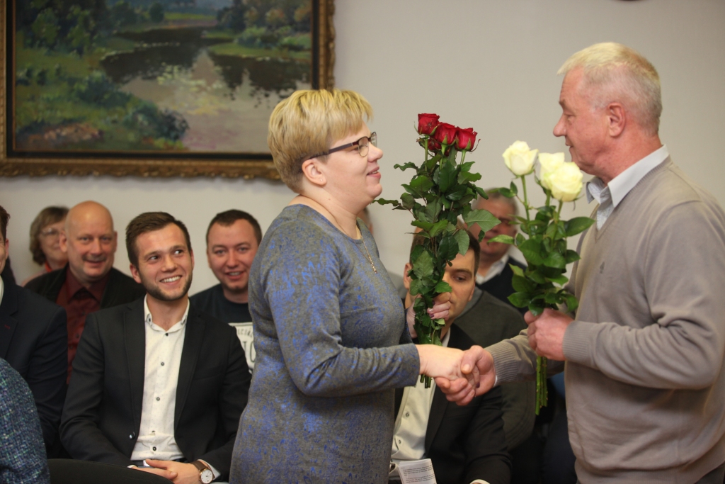 No 6 pretendentiem atlasē uz novada sociālās aprūpes centra “Jaungulbenes alejas” vadītāja amatu izraudzīta 45 gadus vecā jaungulbeniete Marika Andževa. Par to vietējie deputāti nobalsoja 25.oktobra domes sēdē. “Visa mana profesionālā darbība vienmēr ir bijusi saistīta ar cilvēkiem, ar palīdzības sniegšanu. Vienmēr esmu bijusi saskarsmē ar dažādu paaudžu cilvēkiem, mācoties izprast viņus,” saka “Jaungulbenes aleju” vadītāja Marika Andževa. Viņu sveic pagasta pārvaldes vadītājs Aleksandrs Vasiļjevs. 
Autors: Gatis Bogdanovs