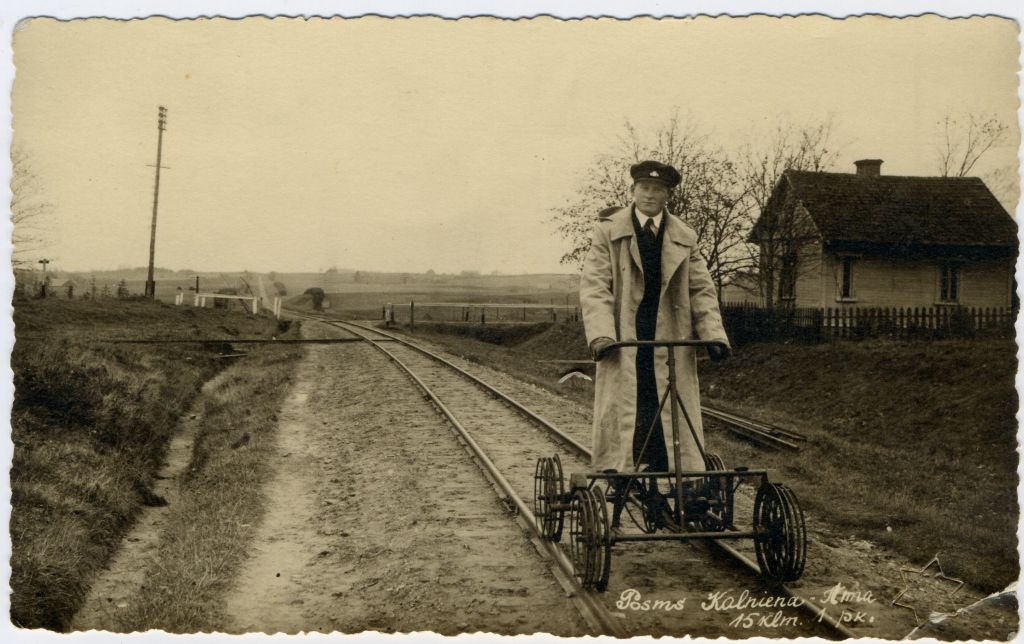 Simtgadīgā velodrezīna Kalnienas stacijā. Tieši tādu ir iecerēts izgatavot un nodot SIA “Gulbenes-Alūksnes bānītis” pārziņā tūristu piesaistei. 	
Autors: no SIA “Gulbenes-Alūksnes bānītis” arhīva