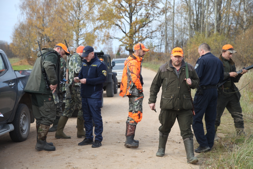 Sestdien Valsts policijas pārstāvju veiktajā reidā mednieku kolektīva “Ievugrava” biedriem aptuveni 15 minūšu laikā tika pārbaudīti gan dokumenti, gan ieroči, kā arī veikta alkohola pārbaude.
Autors: Gatis Bogdanovs