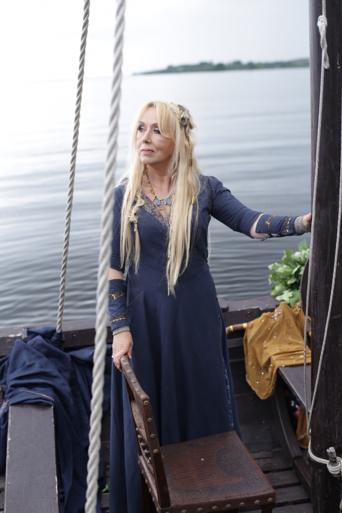 “Rokmūzikas valoda nav domāta ierobežota vecuma klausītājam. Tās vērtības, jauda, spriedze un Jura Kulakova izcilā mūzika kopā ar augstvērtīgu dzeju uzrunā jebkuru cilvēku, kurš meklē tīru, spēcīgu enerģiju – piepildītu ar humānisma idejām,” teic Ieva Akuratere.
Autors:  Jānis Deinats