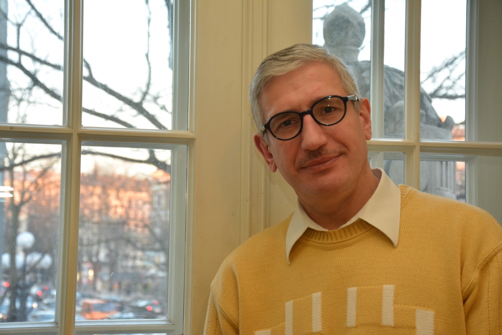 Gulbenē dzimis, Gulbenē audzis, iemīlējis mūziku un sācis spert pirmos soļus tās pasaulē. Konponists, Nacionālā teātra muzikālās daļas vadītājs Valdis Zilveris Gulbeni patur savā sirdī vienmēr. 
Autors: lsm.lv