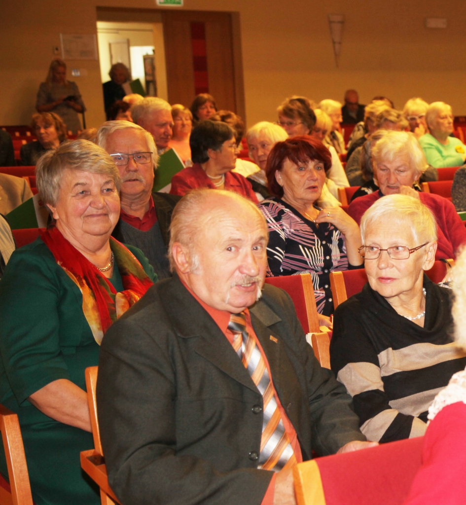 Gulbenes pilsētas pensionāriem tagad ir biedrība! Par tās valdes priekšsēdētāju kļuvusi Astrīda Saveļjeva (no kreisās), par vietnieku - Aivars Circens. 	
Autors: Gatis Bogdanovs