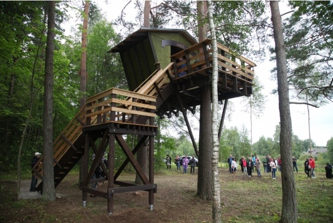 Projekts “Zaļais dzelzceļš” paredz bijušo dzelzceļa līniju infrastruktūras sakārtošanu Vidzemē un Dienvidigaunijā, izveidojot apmēram 750 kilometru garu velosipēdistu un kājāmgājēju maršrutu, kura lielākā daļa ved pa bijušajām dzelzceļa līnijām. Projektā izveidotā skatu platforma pie Stāmerienas stacijas tika atklāta 2017.gada rudenī Bānīša svētkos.
Autors: no Dzirksteles arhīva