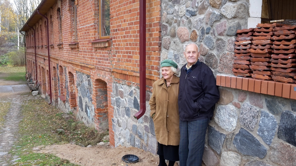 Juris Lūkins var stundām runāt par Paideru dzirnavām. Viņa sieva Maija zina, cik ļoti viņam tās ir sirdī. Šīs senās ēkas sienas glabā ļoti daudz atmiņu un stāstu.    
Autors:  Inita Savicka