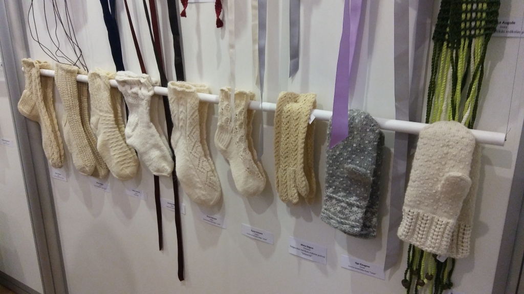 Arī jostas un zeķes var būt tik dažādas – katrai rokdarbniecei citādākas. 
Autors: Gatis Bogdanovs