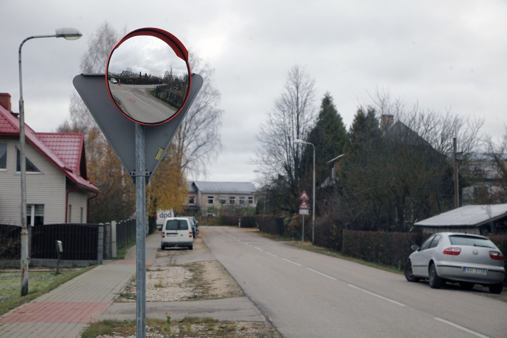 Nesen uzstādītie sfēriskie spoguļi autovadītājiem vēl ir jāiepazīst. Arī šis, kurš atvieglo braukšanu Līkās un Vidus ielas krustojumā. 
Autors: Gatis Bogdanovs