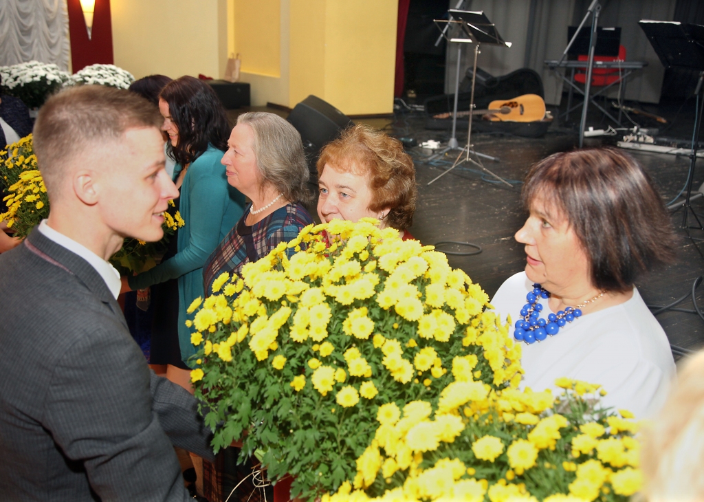 Jau septīto gadu pēc kārtas notiek aktīvās tūrisma sezonas noslēguma pasākums. Tradicionāli šajā pasākumā tiek sumināti tie, kas aktīvi iesaistījušies, darbojušies un nesavtīgi strādājuši. Aģentūras darbinieks Artūrs Grodnis pateicībā pasniedz krāšņus ziedus Daigai Melbergai (no labās), Sandrai Ārei, Aivai Krauklei.  		
Autors: Gatis Bogdanovs