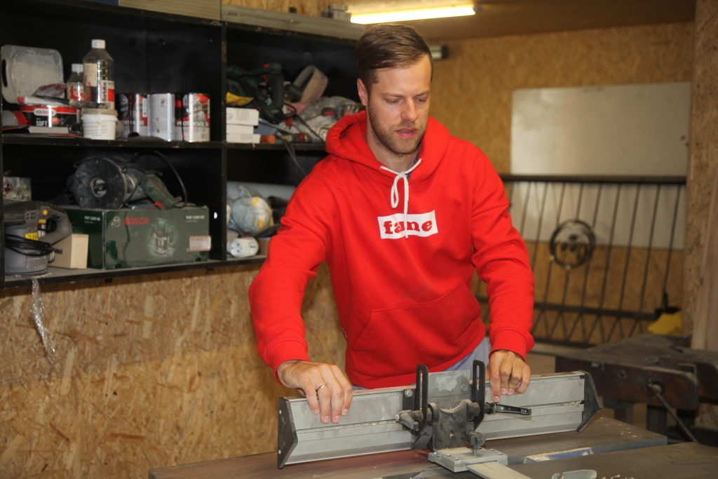 Gulbenietis Jānis Zvirgzdiņš izveidojis industriālo mēbeļu ražotni SIA “Z&Z furniture”. Vienkāršas, bet tajā pašā laikā ļoti elegantas - tādas ir Jāņa Zvirgzdiņa gatavotās mēbeles, kuras atzinīgi novērtē gan tuvinieki, gan klienti.	
Autors: no “Dzirksteles” arhīva