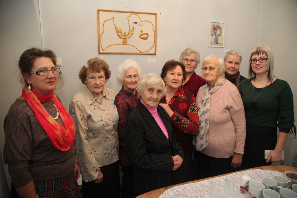 Kopā ar Galgauskas lietišķās mākslas pulciņa “Dzīpariņš” vadītāju Ausmu Žeļezņaku (otrā no labās) izstādes atklāšanā piedalījās (no kreisās) Veneta Krevica, Silvija Pauga, Maija Simone, Meta Lēģere, Staņislava Razminoviča, Valda Šteine, Ieva Ziemele un Galgauskas kultūras nama vadītāja Līga Radiončika, kura palīdzēja darbu ierāmēt. 	
Autors:  Gatis Bogdanovs