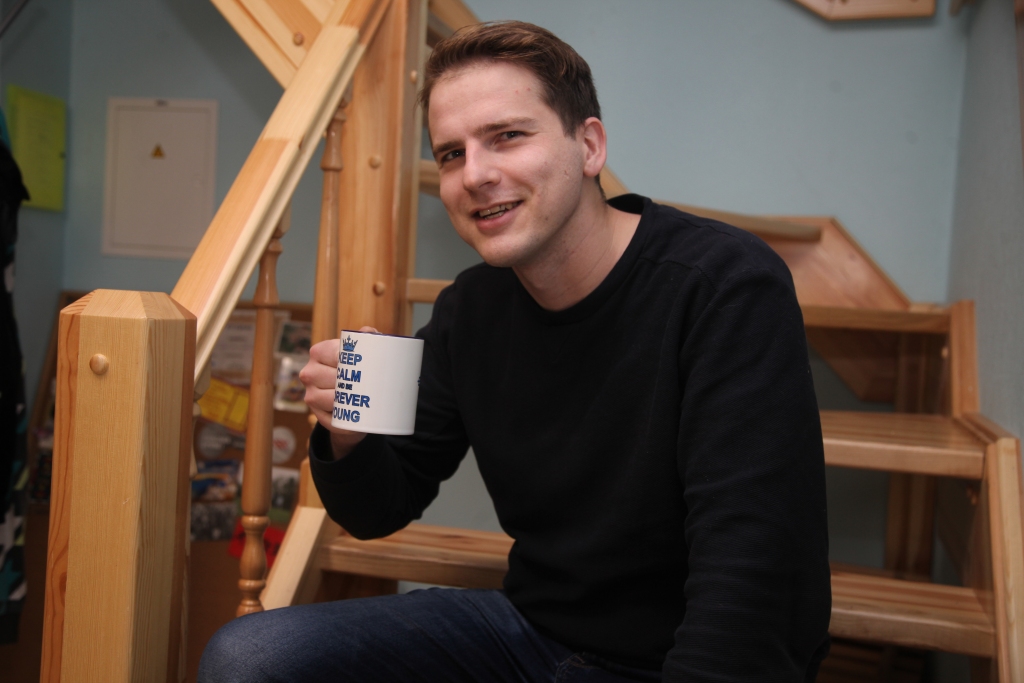 Par iespēju strādāt jauniešu centrā “Bāze” kā vadītājam Renārs Biezais saka, ka tā ir ļoti perfekta iespēja priekš viņa. “Pirmkārt, tāpēc ka uz gadu, otrkārt, personīgais sociālais projekts – tiešām saprast, kas te notiek, treškārt, ļoti interesants, izaicinošs un radošs darbs,” viņš uzsver. 
Autors: Gatis Bogdanovs 