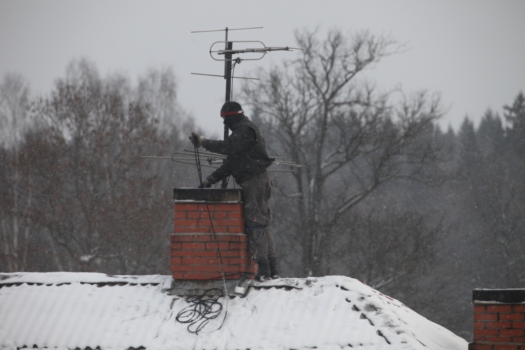 Pirms apkures sezonas sākuma noteikti būtu jāpārbauda dūmvadu stāvoklis, ko vispareizāk izdarīs sertificēts skursteņslauķis. Mājaslapā “skursteņslauķiem.lv” atradīsiet sertificētu speciālistu sarakstu.
Autors: no “Dzirksteles” arhīva
