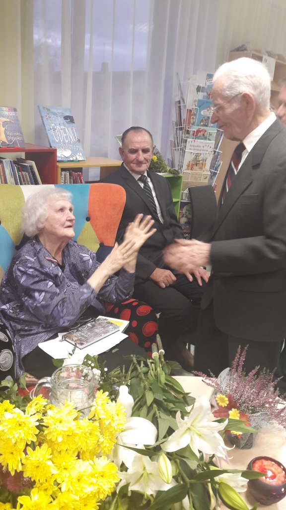 Dzejas cienītāji, arī Jāzeps Romulis, sveic Viju ar jaunās grāmatas iznākšanu. 	
Autors: Ginta Alberte 