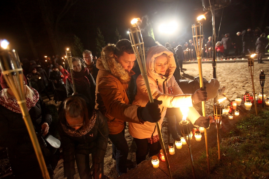 Lāčplēša dienas lāpu gājienā un svinīgajā brīdī pie pieminekļa “Par Latvijas brīvību kritušajiem Gulbenes draudzes varoņiem” svētdien piedalījās vairāk simti cilvēku. Tie bija gan seniori, jaunieši, ģimenes ar maziem bērniem. Šoreiz gājiens bija daudz kuplāks nekā citus gadus. Degošas sveces un lāpas izgaismoja gājiena ceļu un cilvēku sirdis. 	
Autors: Gatis Bogdanovs