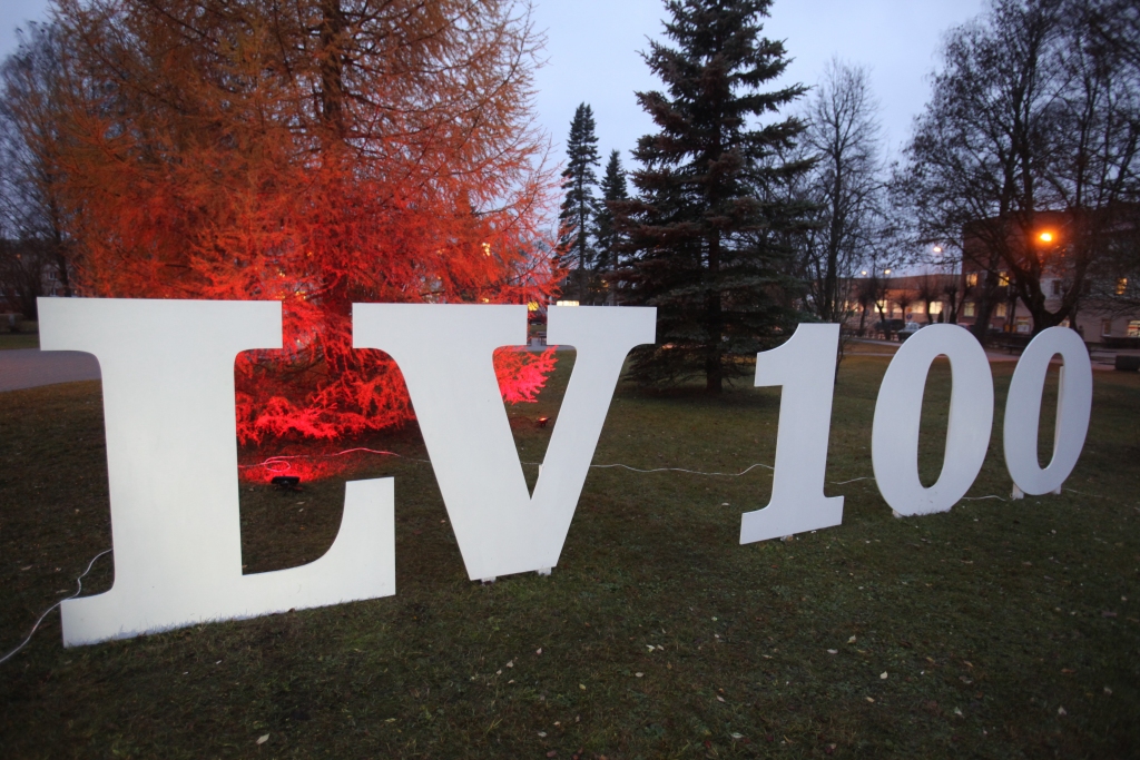 Šogad centrālajā skvērā uz svētkiem ir padomāts gan par gaismas spēlēm, gan vides objektiem, pie kuriem iedzīvotāji labprāt arī fotografējas. 
Autors: Gatis Bogdanovs