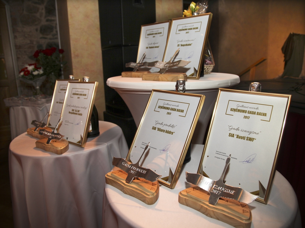 Ar interesi par godināšanu notikumu attīstības gaitai seko vietējie uzņēmēji un uzņēmējdarbībā strādājošie, jo pasākums “Gulbenes novada uzņēmēju gada balva 2018” ir domāt tieši viņiem. 
Autors: no “Dzirksteles” arhīva