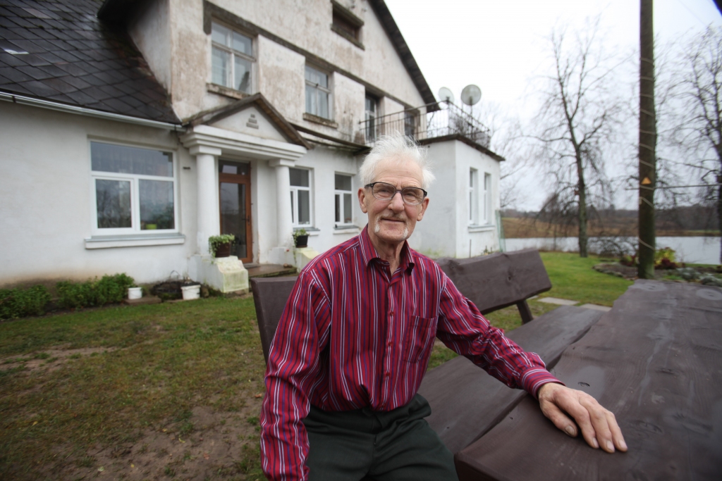 Daukstu pagasta “Mālkalnu” saimnieks Andrejs Rubenis var lepoties ar stipru dzimtu. 1938.gadā celtajā mājā draudzīgi sadzīvo vairākas paaudzes. Tajā joprojām priecē koridora grīdas flīžu segums ar auseklīšu rakstu. 	
Autors: Gatis Bogdanovs