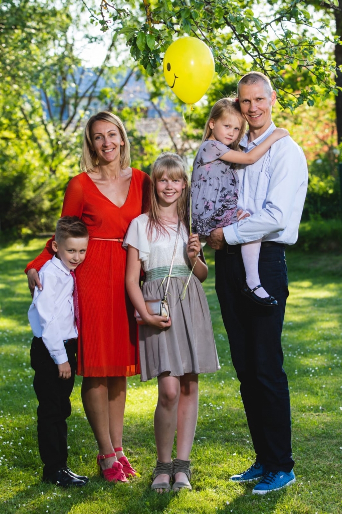 Šis Sniķu ģimenes foto tapis pašā vasaras sākumā dēla Reiņa bērnudārza izlaidumā.  
Autors: no personiskā arhīva