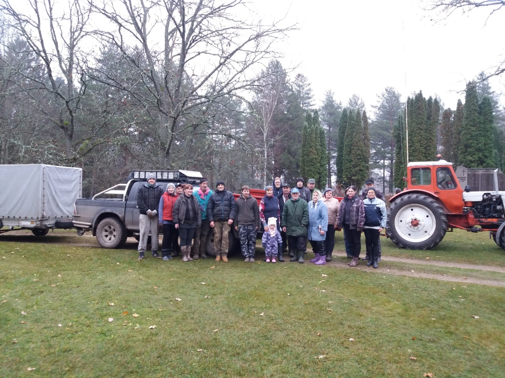 Tā ir tikai daļa no talciniekiem, kuri pirms svētkiem piedalījās Rankas pagasta kapu sakopšanā.
Autors: no personiskā arhīva