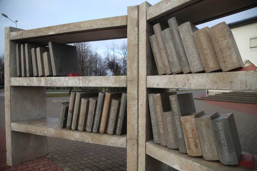 Goda bibliotēkas plaukts ar 30 novadnieku grāmatām liek uzdot jautājumu, kāpēc, sagaidot Latvijas valsts simtgadi, tajā ir tieši šo cilvēku vārdi. Turklāt starp tiem nav neviena no tiem, kas bija Latvijas valsts dibinātāji.
Autors: Gatis Bogdanovs