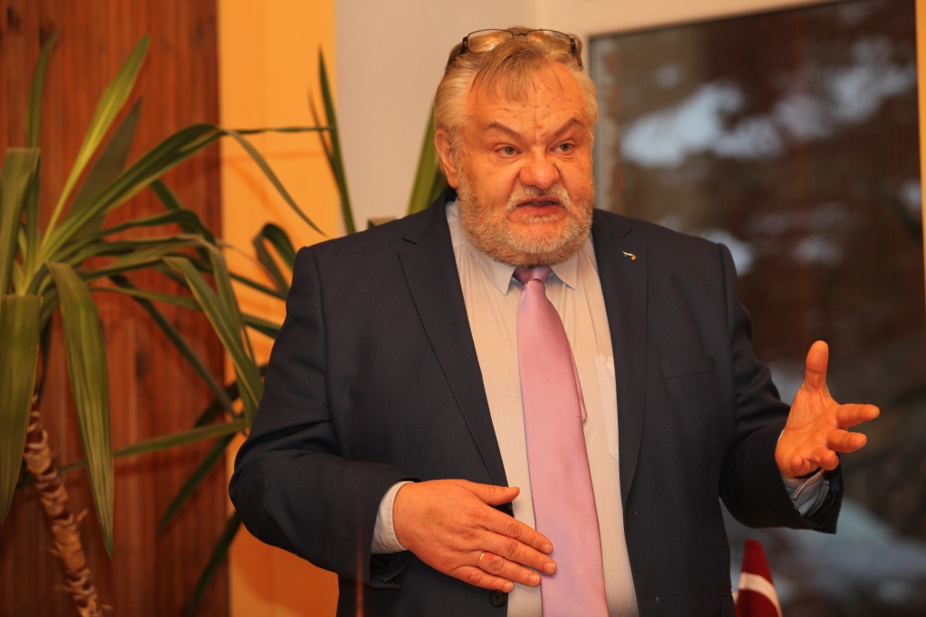 Andrieva Niedras mazdēls Andrievs Niedra (attēlā) prezentē savu un Āra Puriņa jaunizdevumu “Kā es atkal par latvieti tiku un kā mani tiesāja”. 
Autors: Gatis Bogdanovs