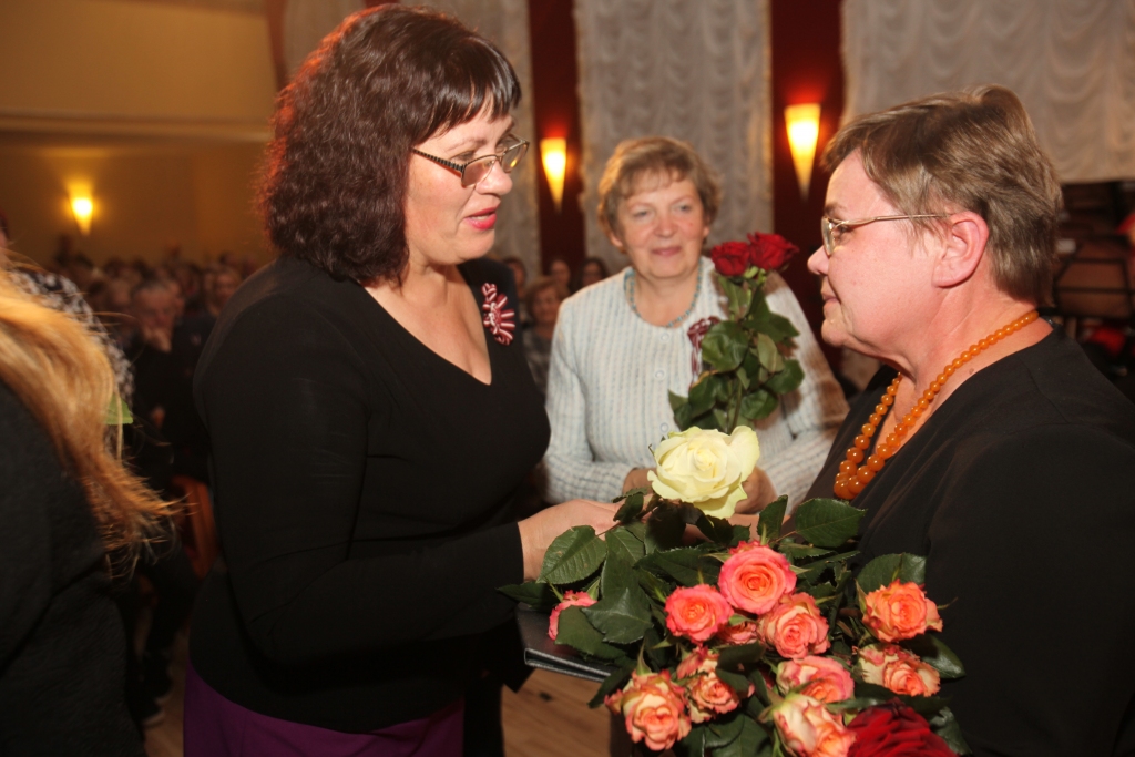 Trīs novadnieki līdz ar pašvaldības piešķirto Goda diplomu 18.novembrī svinīgajā pasākumā Gulbenē dāvanā saņēma arī īpašu sudraba rotu, kura vizuāli atgādina Latvijas valsts karoga krāsas plandošu liesmu. To darinājusi novadniece metālmāksliniece Rasma Pušpure. Rotas cena Latvijas simtgadē ir zīmīga – 100 eiro par eksemplāru. Novada pašvaldībā “Dzirkstele” noskaidroja, ka izgatavotas ir tikai trīs šādas rotas, un tās 18.novembrī līdz ar Goda diplomu saņēma ilggadējā Lizuma kordziedāšanas mākslas entuziaste, diriģente Anita Ledaine (attēlā no labās), Stradu pagasta SIA “Vasks” valdes loceklis Jānis Sudrabs un Druvienas vecās skolas-muzeja vadītāja Ligita Zvaigznekalne.
Autors: Gatis Bogdanovs