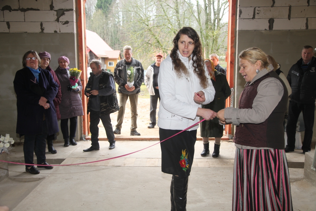 Prieks par jaunās kūts atklāšanu ir ne vien “Sviķu” saimnieces Lilijas Reveliņas ģimenei un veterinārārstei Ilzei Mezītei, bet visiem, kas palīdzējuši un jutuši līdzi mērķtiecīgajā celtniecības procesā. 		
Autors: Gatis Bogdanovs