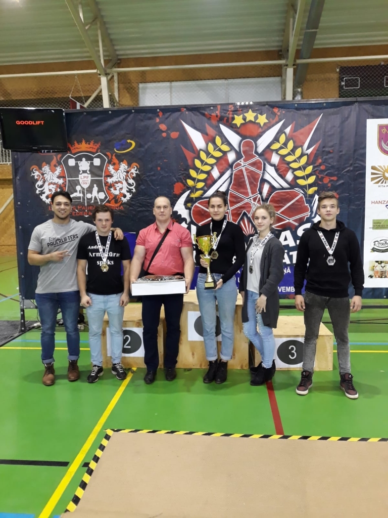 “Gulbenes K.S.P.” pārstāvis Aigars Cīrulis stāsta, ka sieviešu komanda nedēļu pirms čempionāta nenokomplektējās, jo vairākas komandas sportistes dažādu iemeslu dēļ nespēja sagatavoties šīm sacensībām, bet vīriešu komandai viss izdevās perfekti.   		
Autors: no personiskā arhīva