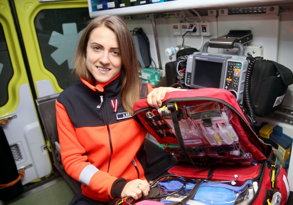 Anda Rēdere no Stāmerienas ir topošā ģimenes ārste, kura pēc rezidentūras beigām nolēmusi atgriezties Gulbenē un strādāt šeit. “Gulbenes novadā ģimenes ārsti ir ļoti nepieciešami. Un fantastiska kombinācija - es vēlos būt ģimenes ārsts, savukārt Gulbenes novadam nepieciešami šādi ārsti! Es vēlos palikt un dzīvot savā novadā. Kad pirmajā gadā devos uz Rīgu studēt, nezināju, kā tas būs, kā iejutīšos, un jau pirmajos mēnešos sapratu, ka Rīga nav mana vieta. Katru nedēļas nogali devos atpakaļ uz mājām,” stāsta Anda. Pašlaik viņa strādā arī neatliekamās medicīniskās palīdzības Gulbenes brigādē par ārsti, lai iegūtu vairāk praktiskās pieredzes akūtās situācijās. Vislielākais satraukums esot tad, kad jādodas izsaukumā uz ceļu satiksmes negadījumiem, jo situācijas ir komplicētas un darbs gan fiziski, gan emocionāli grūts. Bet galvenais esot, lai cietušajam nodrošināta vislabākā medicīniskā aprūpe līdz slimnīcai, kur pacients tiek ārstēts tālāk. “Pēc avārijām ir ne tik daudz tās sliktās emocijas, cik labās, jo zinu, ka esmu palīdzējusi cilvēkam, un ir gandarījums par katru paveikto darbu,” saka Anda. 	
Autors: Gatis Bogdanovs