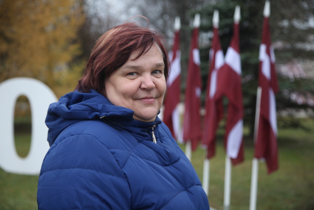 Lejasciemiete Sarmīte Ābrama ir ne tikai sirsnīga un labestīga, bet arī drosmīga. Viņa atvēra savu sirdi, sniedzot ģimenes sajūtu vairākiem bērniem.    
Autors: Gatis Bogdanovs