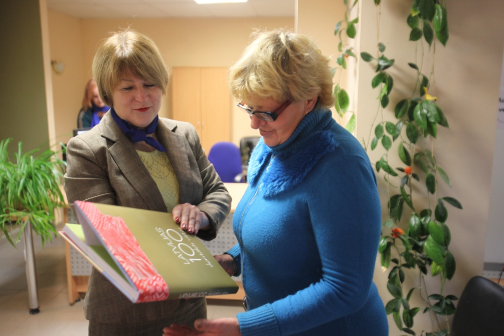 Būt Latvijas valsts pilsonei nozīmē piederību šai valstij un līdzdalību tās nākotnes lemšanā. Tā, sveicot Gaļinu Bogdanovu (no labās), sacīja Pilsonības un migrācijas lietu pārvaldes Gulbenes nodaļas vadītāja Aija Cimdiņa. Viņa uzdāvināja pilsonei grāmatu par Latviju. 	
Autors: Gatis Bogdanovs