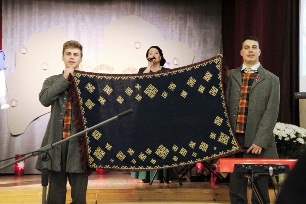 Latvijas simtgades sarīkojumā Stāmerienas pagasts un tā iedzīvotāji saņēma dāvanu – autentisku Stāmerienas villaini. 
Autors: Ailita Brezinska