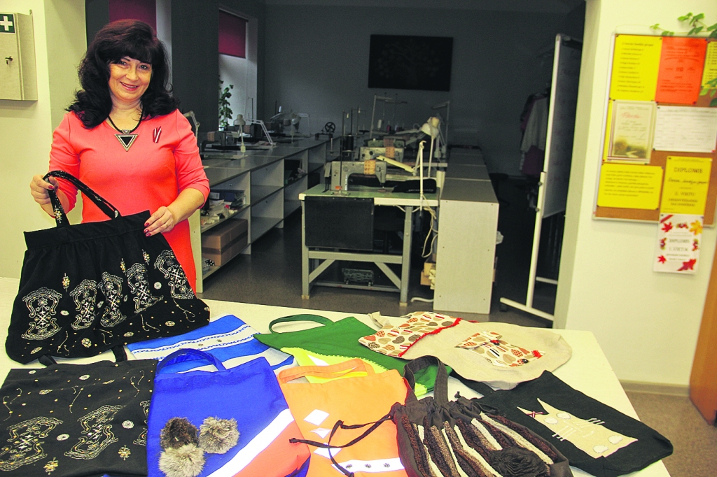 “Paša šūts un kārtīgi nostrādāts maisiņš kalpos ilgi. Jāuzsver – visi šie tapuši no audumu atgriezumu gabaliem,” saka šuvēja Daiga Ūdre. 
FOTO: Līga Vīksna