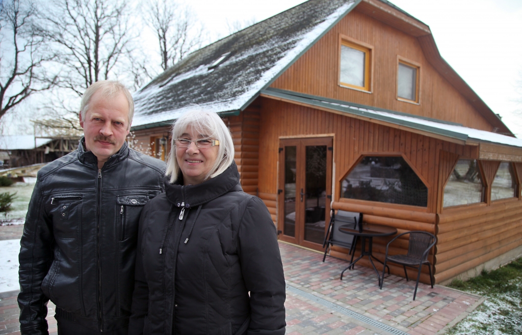 “Druvas” Līgo pagastā – tā ir čaklo, ģimenisko zemnieku – Annas un Aivara Garo – māju vieta. Lauku sēta tiek attīstīta tā, lai savs jumts gan bērnu ģimenēm, kuras te paliek dzīvot un strādāt, gan pašiem. Anna saka – labprāt savā virtuvē saimnieko viena pati. Ļaut bērniem dzīvot savu dzīvi un dzīvot pašiem savējo – tāda bija doma, līdz Anna un Aivars uz veciem pamatiem uzcēla jaunu māju pašiem sev. Sākumā tā bija tikai nojume bērnu kāzu svinēšanai. Tad tā apauga ar jumtu, sienām, palīgēkām, līdz kļuva par gaišu un siltu ģimenes ligzdu ar lielu saimes istabu. Tieši tur pulcējas dzimta svinamās reizēs. Un vietas pietiek visiem. 	
Autors: Gatis Bogdanovs
