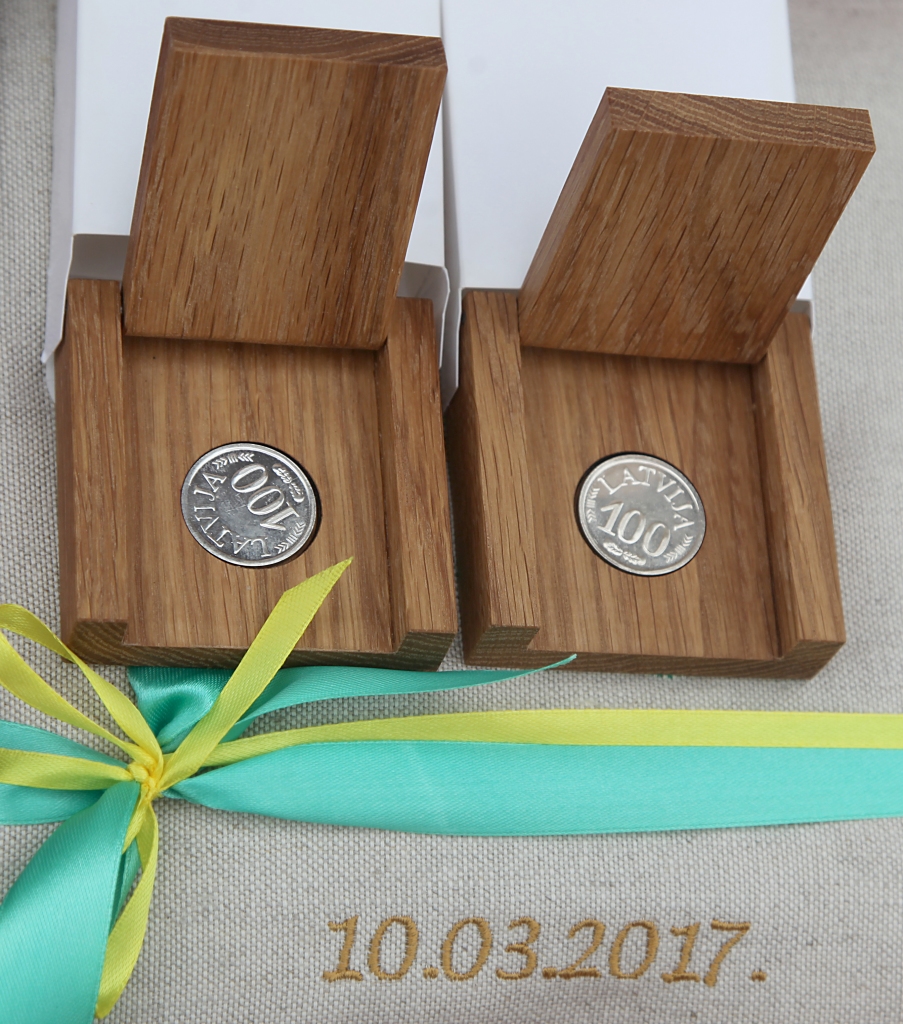 Simtgades vērdiņš ozolkoka kastītē – tādu dāvanu saņēmuši un vēl turpina saņemt 2018.gadā dzimušie bērni daudzos Latvijas novados, tostarp Gulbenes novadā. Dāvanu sarūpēja pašvaldība.
Autors: Gatis Bogdanovs