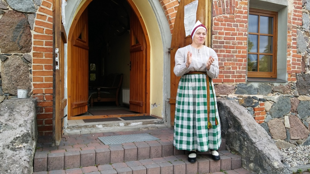 Antra Gotlaufa uzsver, ka ar to, ko tu māki, vajag dalīties, ir jārāda un jāstāsta, kā cep maizi, kā gatavo sviestu. Īpaši skolēniem. „Kad bērns piespiež pie sevis paša veidoto silto kukulīti, nekas labāks nevar būt!” viņa saka. 
Autors: Pārsla Konrāde